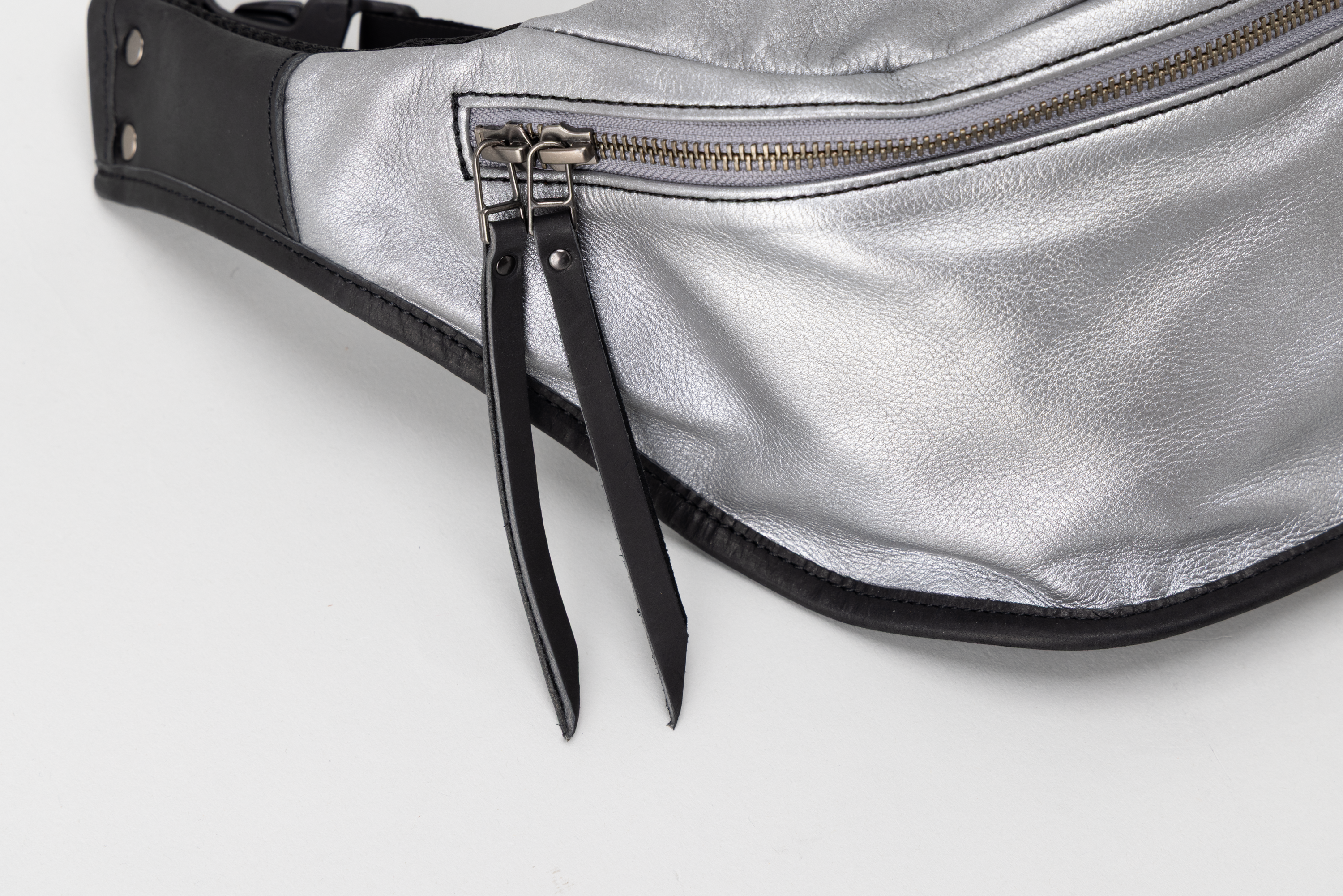 Two-Way Crossbody Bag（SMOKE SILVER）