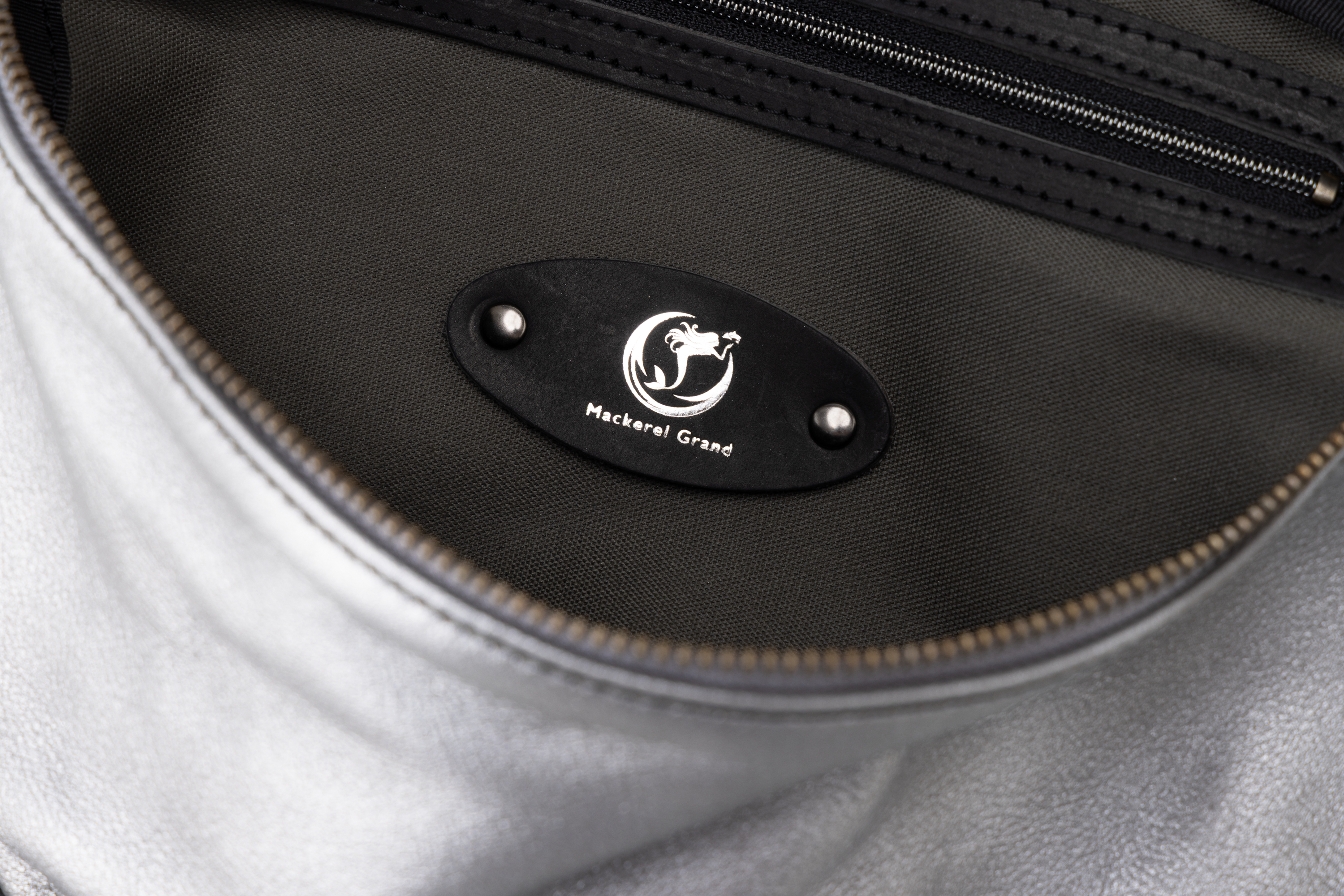 Two-Way Crossbody Bag（SMOKE SILVER）